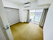 明るい色合いの床材です。壁はオシャレなアクセントクロス。