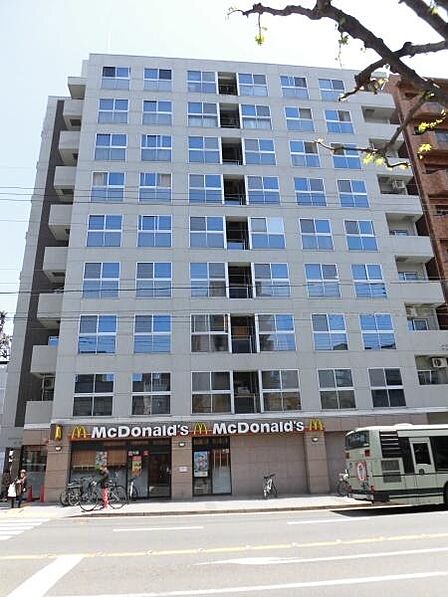 現地から外観撮影。1階にマクドナルドの店舗がございます