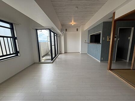 バルコニーが横からも見えて、日当たりのいいお部屋♪