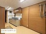 キッチン：ゆとりのあるキッチン。一部AIによる加工を施しています。ご案内はコチラ迄☆お気軽にお申し付けくださいませ♪TEL：0120-033-012　mail：info@renolife.co.jp