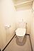 トイレ：トイレは温水洗浄機能付きです。上部に小棚があります。