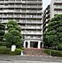 その他：エントランスは広々としており歩道から建物までのアプローチが整備されています。周囲には緑が配されていて落ち着いた印象を与えています。共用部分の管理が行き届いている様子がうかがえます。