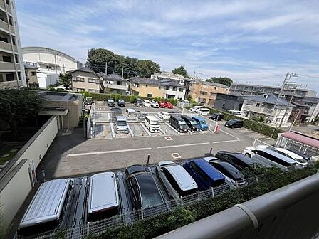 敷地内にある駐車場は複数台分のスペースが確保されています。車両の出し入れもしやすい広さです。各区画が明確に区分されており利用しやすい設計です。周辺の建物や植栽も整えられています。