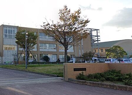 四日市市立港中学校まで1051m