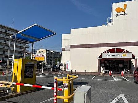 ワッツ鶴見グルメシティ店まで133m