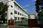 北区立滝野川第五小学校まで575m