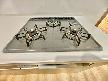 三口コンロで料理もはかどりますね!グリルもあります!