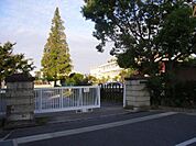 高浜市立高取小学校まで94m、現地から94m