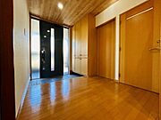 「玄関」広々とした玄関ホールで、ベビーカーや荷物の出し入れもスムーズです