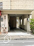駐車縦列2台可能（車種によります）屋根付きのビルトインガレージのため、雨の日も濡れずに玄関へ移動できます