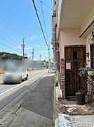 前面道路12.2m　歩道が整備されており、車道としっかり分離された安全性の高い立地です