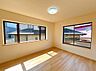 洋室：2階東府側の洋室　2面採光で明るいお部屋です。