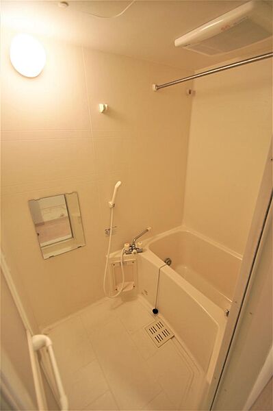 画像13:お風呂は鏡付きで、追焚・浴室乾燥機能も備わってます。