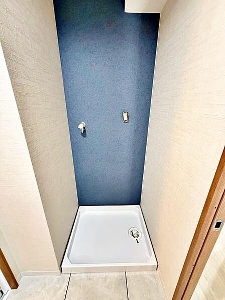 【洗面台・洗面所】ネイビーのアクセントクロスがお洒落な洗濯機置き場。