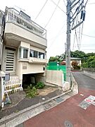 【前面道路】交通量の少ない前道で出入りも安心です。