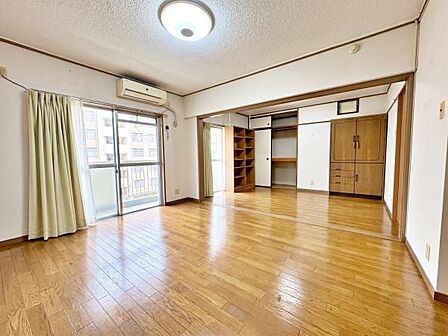 【リビング】陽光が差し込み明るい空間※AI加工により荷物など除去加工しています。実際の状況と異なる場合があります。