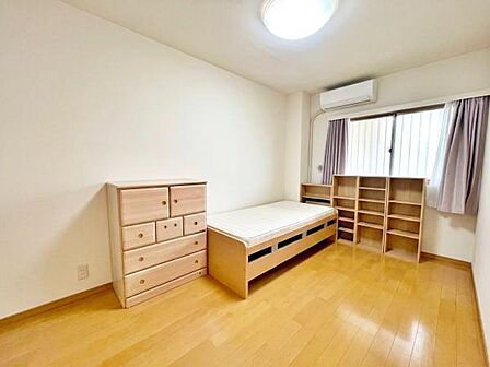 【洋室】ナチュラルで明るい洋室※AI加工により荷物など除去加工しています。実際の状況と異なる場合があります。