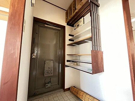 【玄関】天井高シューズボックスで多くの靴を収納できる上、お好みのインテリアなどで飾り棚を利用できます♪