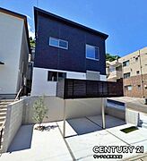 北棟です♪外観完成しました！シンプルでカッコよさのあるツートンカラーの外壁です♪お車は2台駐車可能です♪