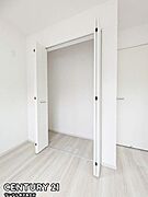 2階10.2帖の洋室のクローゼット収納です！お洋服が多くても安心の収納力です！