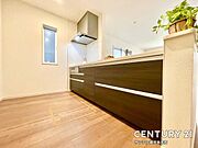 (同仕様モデル写真)キッチン！シンプルで使いやすい設計のキッチン♪そしてカウンターキッチンなので、リビングいるご家族と会話を楽しみながらお料理ができます♪オプションで食洗器を付けることができます♪