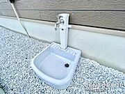 (同仕様写真)立水栓です！お庭や外回りでの作業に便利な立水栓を完備。ガーデニングや洗車、外掃除など、日常的に使えるので生活が便利に！清掃や水やりがスムーズに行えます。