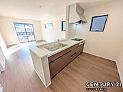 (同仕様モデル写真)キッチン！シンプルで使いやすい設計のキッチン♪そしてカウンターキッチンなので、リビングいるご家族と会話を楽しみながらお料理ができます♪オプションで食洗器を付けることができます♪