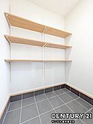 玄関には、たくさんの靴を収納できるシューズインクロークがあります♪いつも清潔感のあるすっきりとした玄関スペースを確保できますよ♪