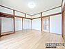 洋室：8帖の洋室です♪しっかり日が差し込みますので気持ちの良い目覚めができる素敵な洋室になります♪