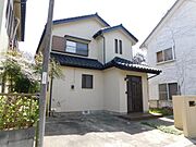 【外観】閑静な住宅地に馴染む落ち着いた外観。毎日のお散歩も快適な緑に恵まれたエリア