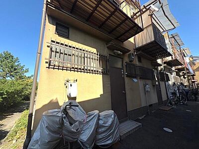 外観:室内は2018年にリフォーム済です。現況は賃貸中です。路地奥のおうちなので、目の前は車通りがなく静かです。資金計画のご相談などお気軽にお申し付けください。 外観:室内は2018年にリフォーム済です。現況は賃貸中です。路地奥のおうちなので、目の前は車通りがなく静かです。資金計画のご相談などお気軽にお申し付けください。