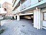 駐車場：敷地内に駐車場があり車の出し入れがしやすい造りです。建物に隣接していて移動も便利です。