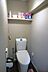 トイレ：トイレはスタイリッシュなデザインで、お手入れもラクラクです。毎日使う場所だからこそ、清潔で心地よい空間が大切。見た目も機能も兼ね備えていて、毎日の生活をもっと快適にします！