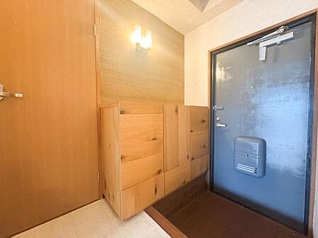 玄関を入ると、和室やキッチン、リビング、トイレがすぐにアクセスできる便利な動線が広がります