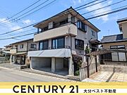 重厚感のある外観が印象的な建物です。敷地内に駐車スペースがあり便利です。広々としたバルコニーもポイントです。周囲には同タイプの住宅が並び整った街並みが見受けられます。屋根付き駐車場も特徴の一つです。