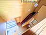 その他：玄関から階段そして各部屋へのアプローチが直線的に配置されています。天井のペンダントライトが空間にアクセントを与えており明るさを確保しやすいです。木目調の内装が特徴的で全体として統一感があります。