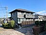 その他：ゆとりのある敷地と広々としたバルコニーが特徴の住まいです。落ち着いた色合いの外観がシックな印象を与えます。周囲の緑が日常にやさしいアクセントを添えています。