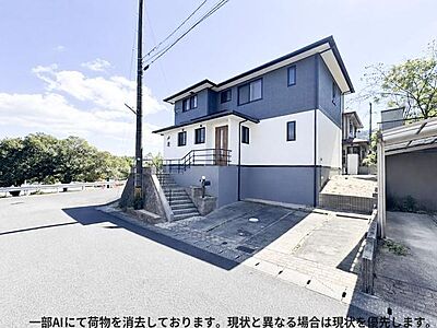 外観:白とグレーのツートンカラーが印象的なデザインです。角地に建つため開放感があります。外観全体が整った印象です。敷地には駐車スペースも確保されています。階段アプローチが特徴的です。 外観:白とグレーのツートンカラーが印象的なデザインです。角地に建つため開放感があります。外観全体が整った印象です。敷地には駐車スペースも確保されています。階段アプローチが特徴的です。