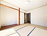 和室：和室ならではの落ち着いた空間が広がっています。自然光が心地よく差し込む設計が魅力的です。収納スペースもしっかり確保されています。