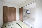 大きな窓から明るい日差しが差し込む和室です。隣接する洋室と仕切れるスライドドアが便利にお使いいただけます。窓から外の景色も眺められ落ち着いた雰囲気が広がります。