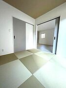 和室ならではの落ち着いた雰囲気が広がっています。畳の目が美しく全体的に清潔感のある空間です。二室を仕切る引き戸が機能的で隣接する部屋との行き来もスムーズに行えます。