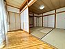 洗面：和室らしい落ち着いた雰囲気が漂います。障子から差し込む光が柔らかく室内を照らしています。収納スペースも豊富に設けられておりお部屋がすっきり使えます。畳と木目の調和が印象的な和室空間です。