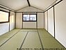その他：窓から自然光が差し込む開放感のある和室です。シンプルなデザインで使い勝手の良い空間となっています。畳の優しい風合いが印象的な一室です。天井が高めでゆとりを感じられます。
