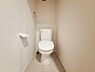 トイレ：落ち着いた色合いの壁と床が特徴のトイレです。シンプルな設計で清潔感があります。奥行きも確保されているためゆったりと使用できます。無駄のないデザインが魅力です。清掃がしやすい空間となっています。