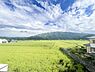 その他：広がる田園風景と遠くにそびえる山々が調和した開放感ある眺めが楽しめます。空が大きく感じられる景色で自然の移り変わりを身近に感じられます。窓から見える一面の緑が日々の生活に落ち着きを与えてくれます。