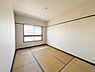 和室：畳の温かさを感じられる和室です。畳の質感が心地良い空間を演出しています。
