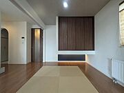 和室の落ち着いた雰囲気が感じられる空間です。床の間風の収納があり使い勝手の良いレイアウトです。窓からやわらかな光が差し込み明るさが確保されています。木目を活かしたデザインがポイントです。