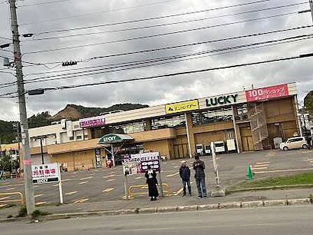 ラッキー川沿店まで871m