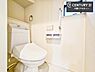 トイレ：1・2階にトイレがございます！朝の忙しい時間帯も待たずにすみそうですね。白を基調とした清潔感のあるトイレでお手入れがしやすいです！