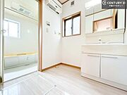 小窓付きの明るい洗面室です！湿気もすぐに入れ替えができて清潔に保つことができます！自然光が差し込むのでお化粧の仕上がりも良くなりますね！